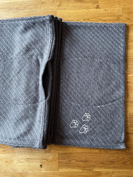 Tierpflegetuch mit Bambusfaser - Motiv "Tierpfoten" grau
